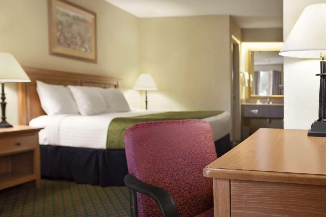 فندق أكويلا أتلانتس كاندية المظهر الخارجي الصورة A typical room at the Holiday Inn Express