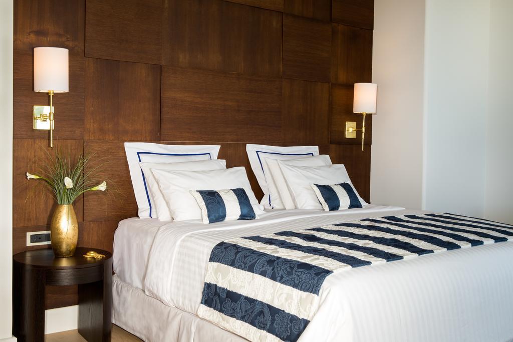 فندق أكويلا أتلانتس كاندية المظهر الخارجي الصورة A bed with a bed runner