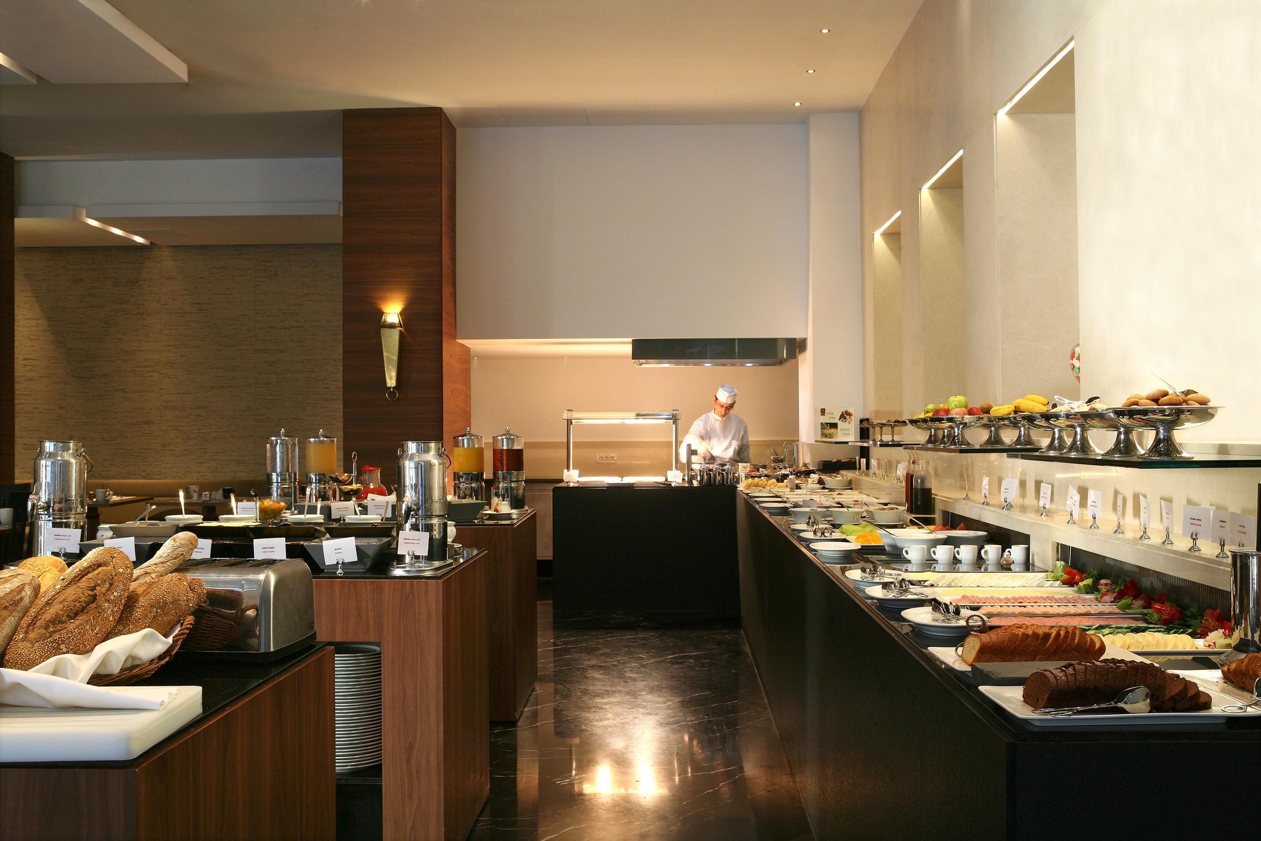 فندق أكويلا أتلانتس كاندية المظهر الخارجي الصورة A buffet at a hotel