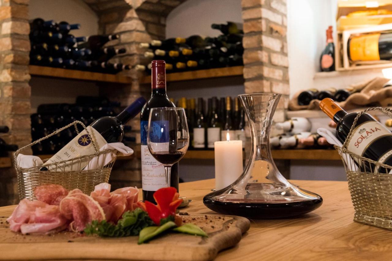 فندق أكويلا أتلانتس كاندية المظهر الخارجي الصورة Wine tasting at a wine shop