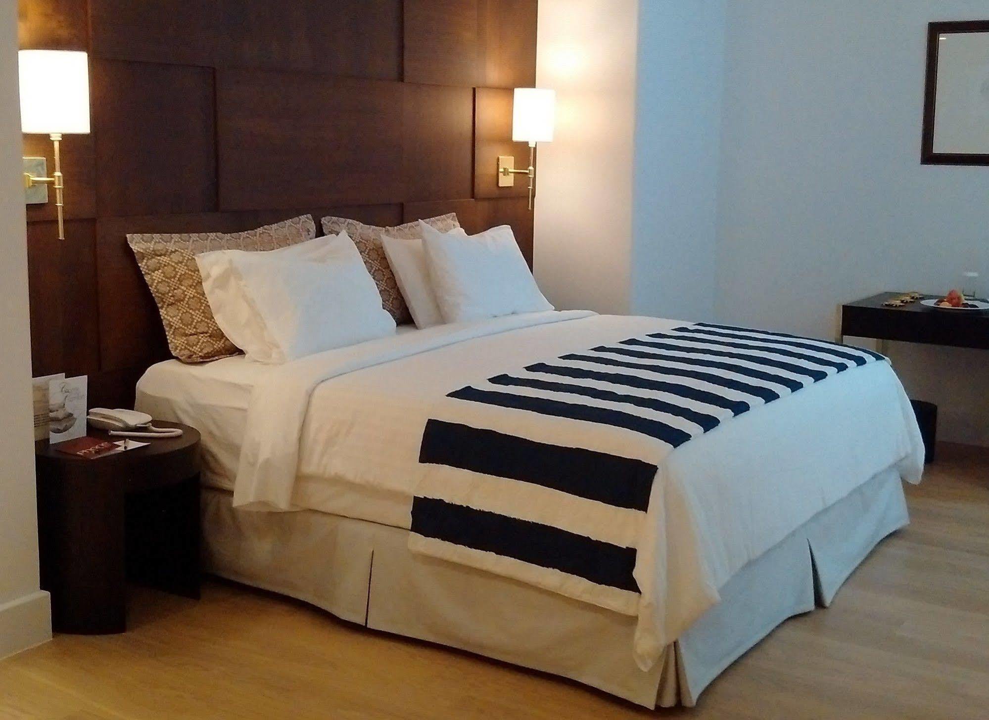 فندق أكويلا أتلانتس كاندية المظهر الخارجي الصورة A bed with a bed skirt