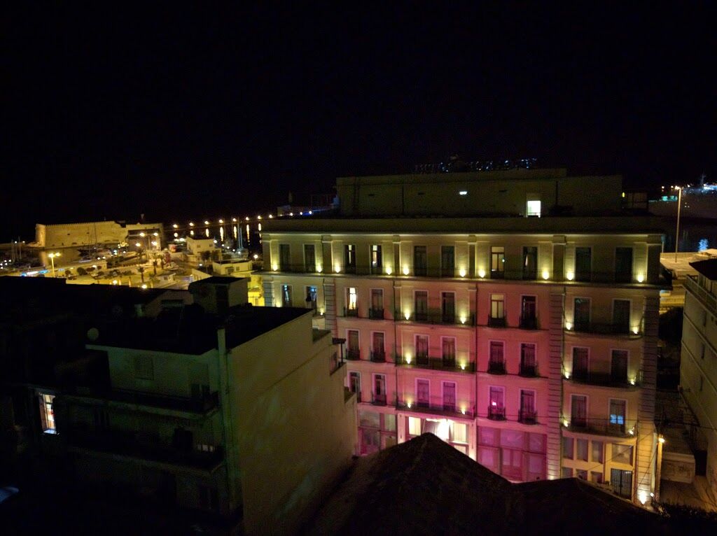 فندق أكويلا أتلانتس كاندية المظهر الخارجي الصورة The hotel at night